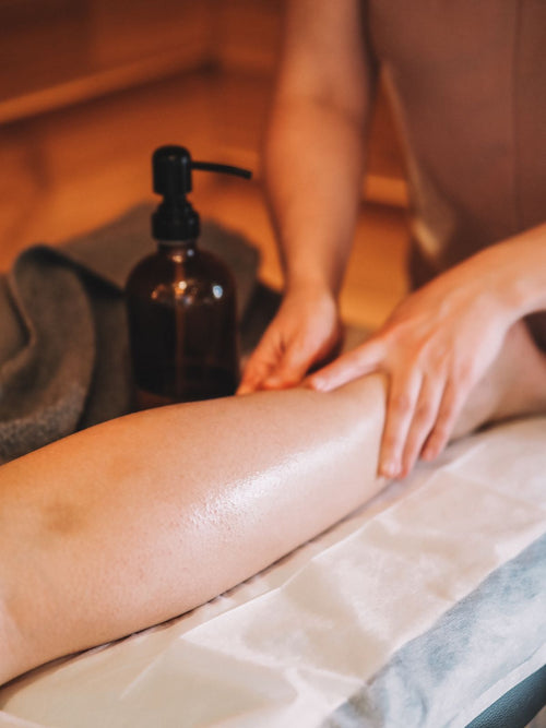 Oil massage on the knee for joint relief